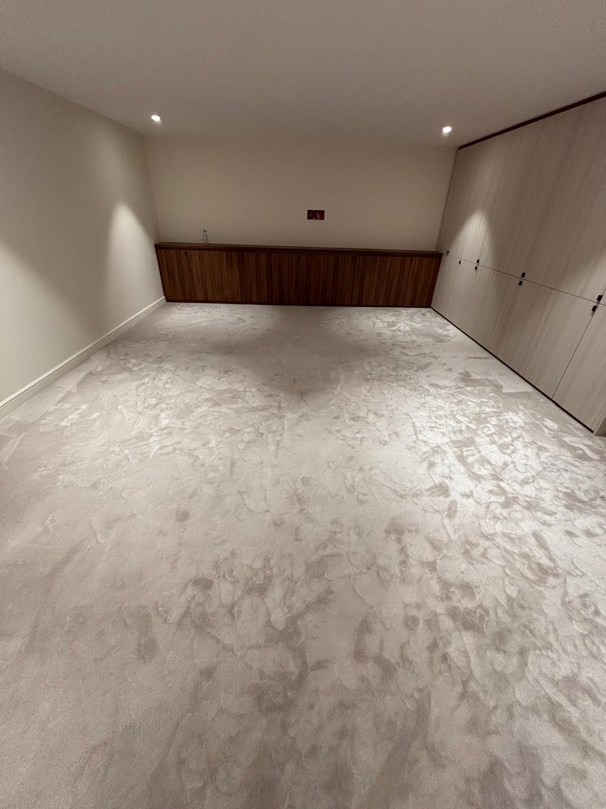 Moquette posée dans un couloir de résidence