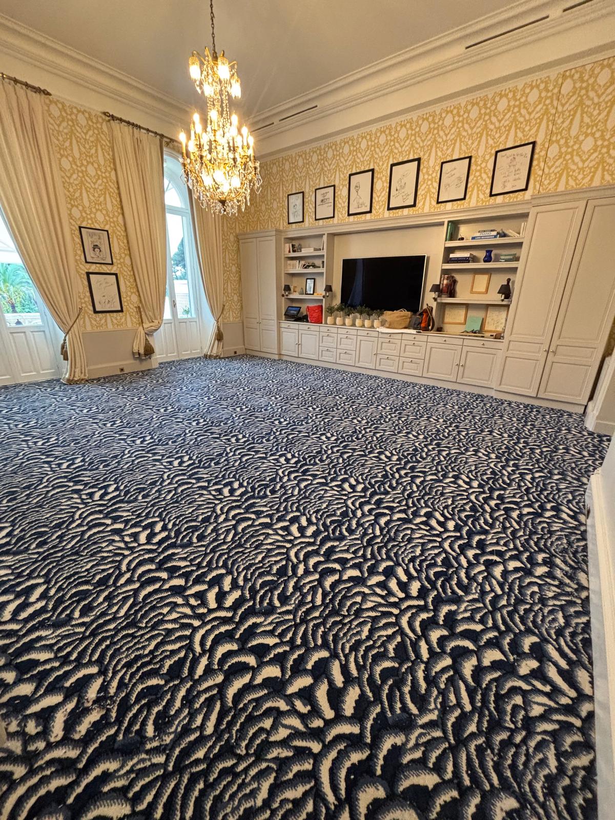 Grand salon habillé d'une moquette à motif bleu nuit